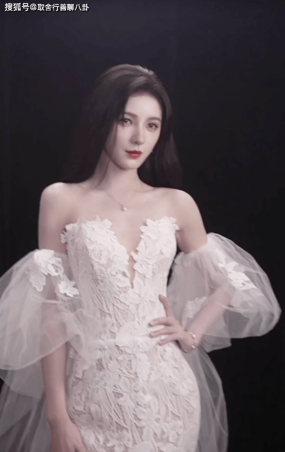 女星张予曦花絮曝光,身着白色抹胸裙大秀香肩,烈焰红唇性感迷人_照片