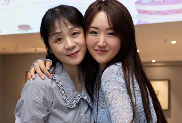 杨钰莹过50岁生日晒闺蜜合照,撒娇卖萌:一眨眼25了!_姐姐_身材_生辰