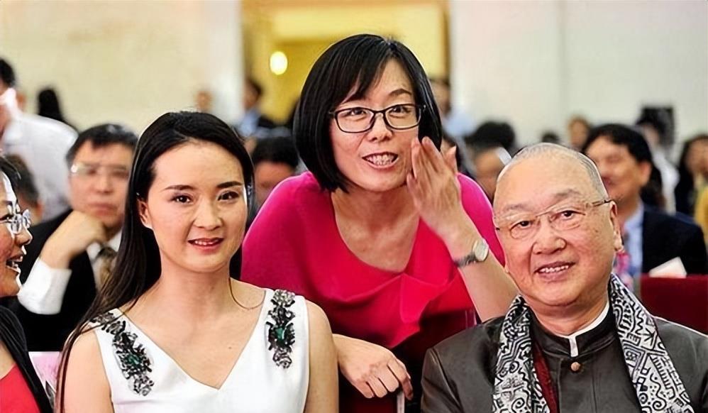 被继子掌掴,遭亲子嫌弃,成名前嫁入豪门的王艳真的幸福吗?