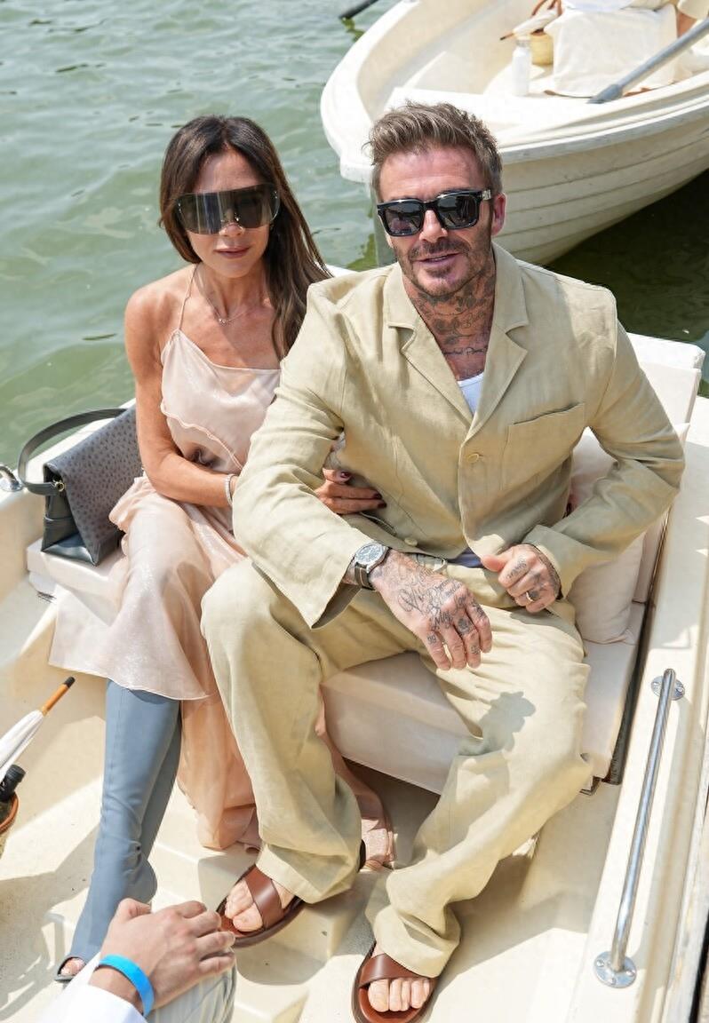 贝克汉姆夫妇现身2024春夏巴黎时装周jacquemus秀场_维多利亚_时装秀