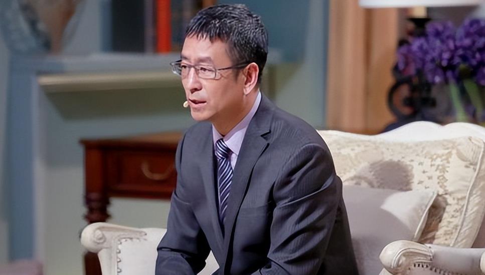 央视一哥白岩松:被病痛折磨暴瘦50斤,只睡3个小时,数次想轻生_妻子