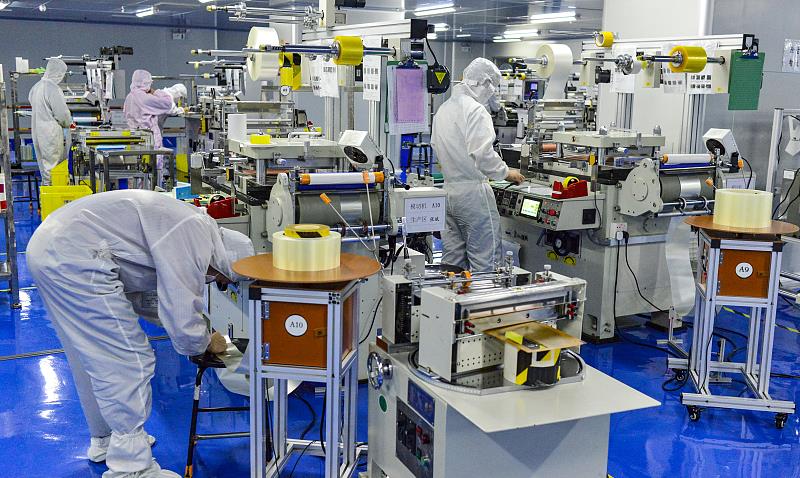 这个地方是美国一家食品加工厂,车间工人负责包装和分类食物.