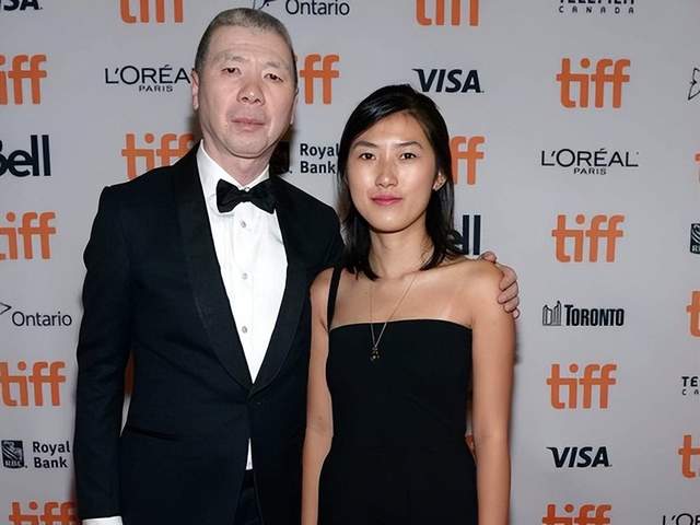 的大女儿早已经长大成人,并且出落得亭亭玉立,据说现在也成了一名导演