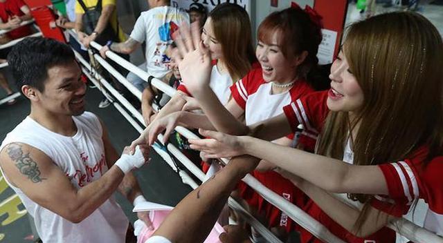 1米69帕奎奥同框nba巨星,拳王捞金从政,1家7口陪伴_菲律宾_身材_身高