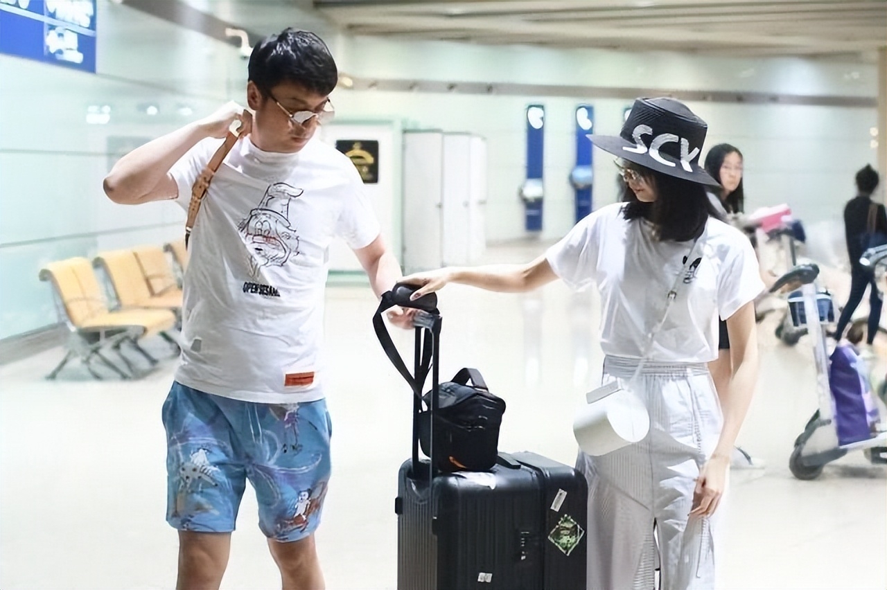 雷佳音和老婆走机场,翟煦飞白衣白裙少女感十足,他打扮像个大叔_分析