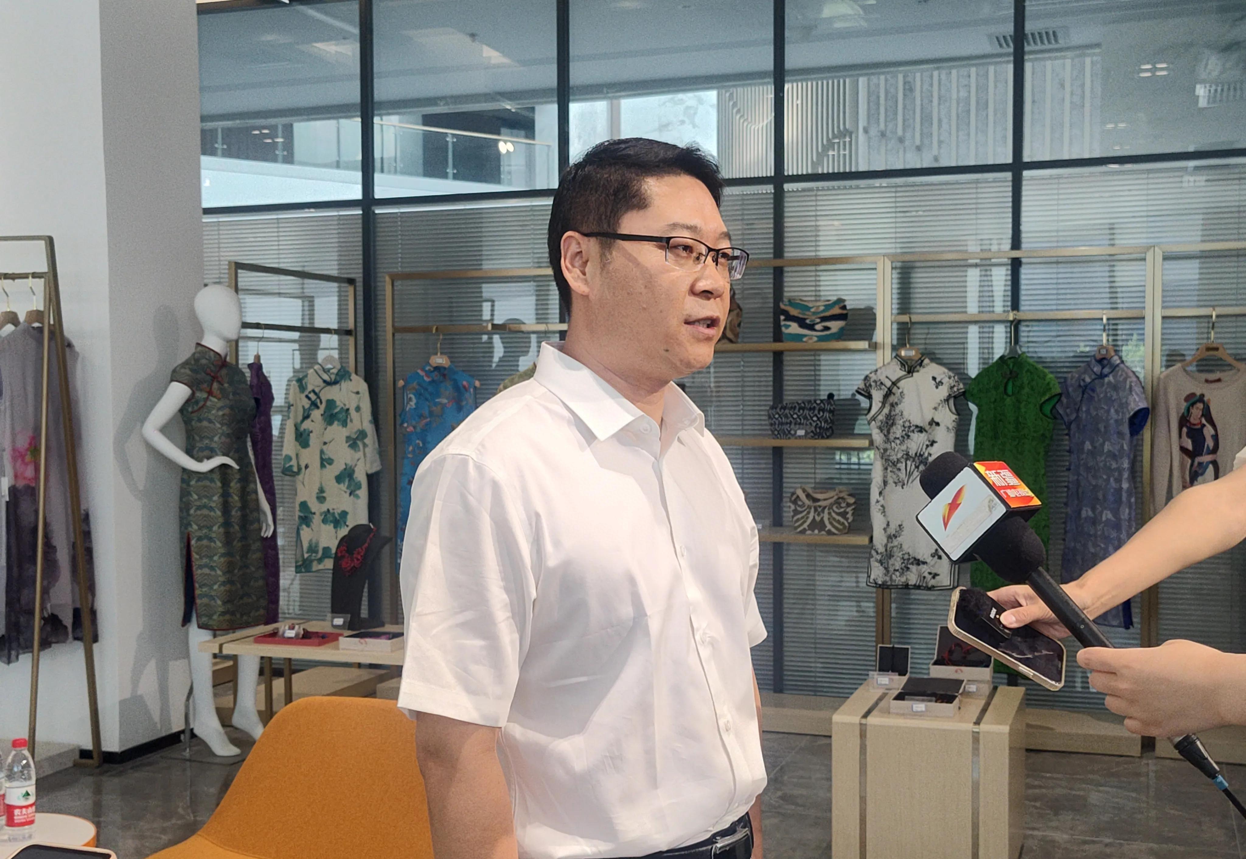 媒体采访乌鲁木齐国际纺织服装交易中心首席执行官张健.