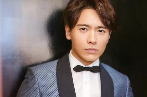 高云翔和董璇母女出游,高云翔全程当苦力推车,发福变样认不出_网友