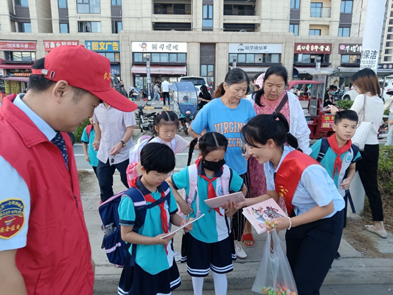 金秋开学,为督促司机们安全行车,靠边进站,礼让斑马线,倡导行人特别是