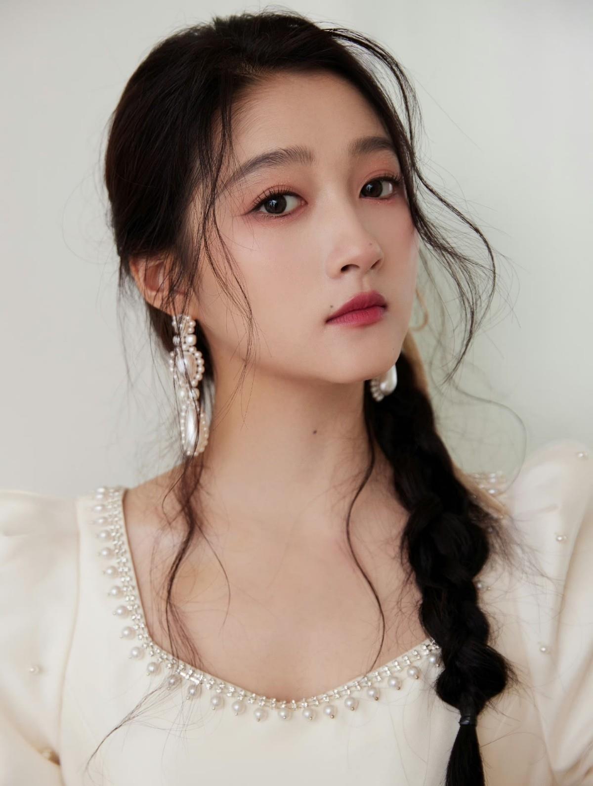 侧边辫子的造型和看似随意的刘海除了起到修饰脸型的作用外也让