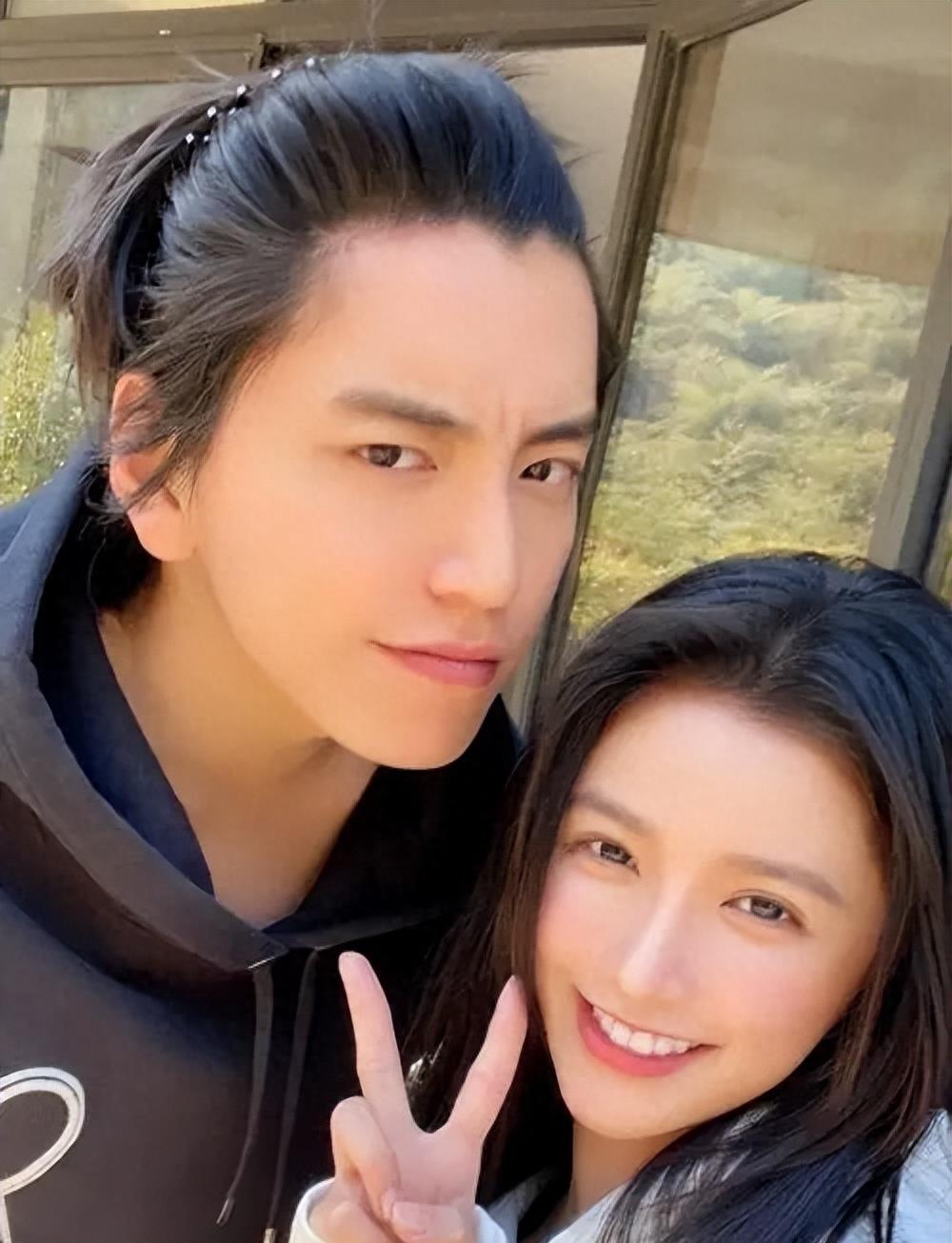 为了缓解自己内心的惆怅,王思聪陪着王大陆一起逛夜店,在节目采访中