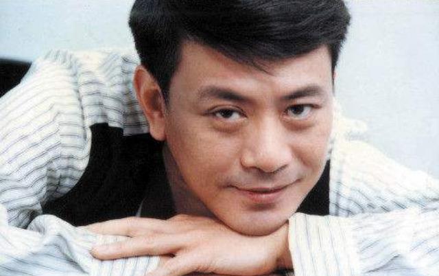 说起罗文,起初他因长相酷似郑少秋而小有名气,同时他和郑少秋的前妻