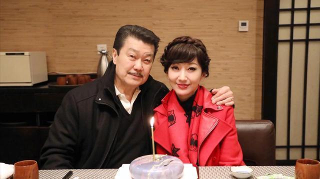 皮肤白皙五官精致,冻龄神颜羡煞旁人_林青霞_平台_社交