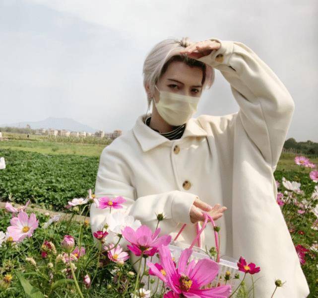 七鹤大人为证明不是"鸭嘴兽",特地曝出素颜照,颜值帅到犯规_口罩_因为