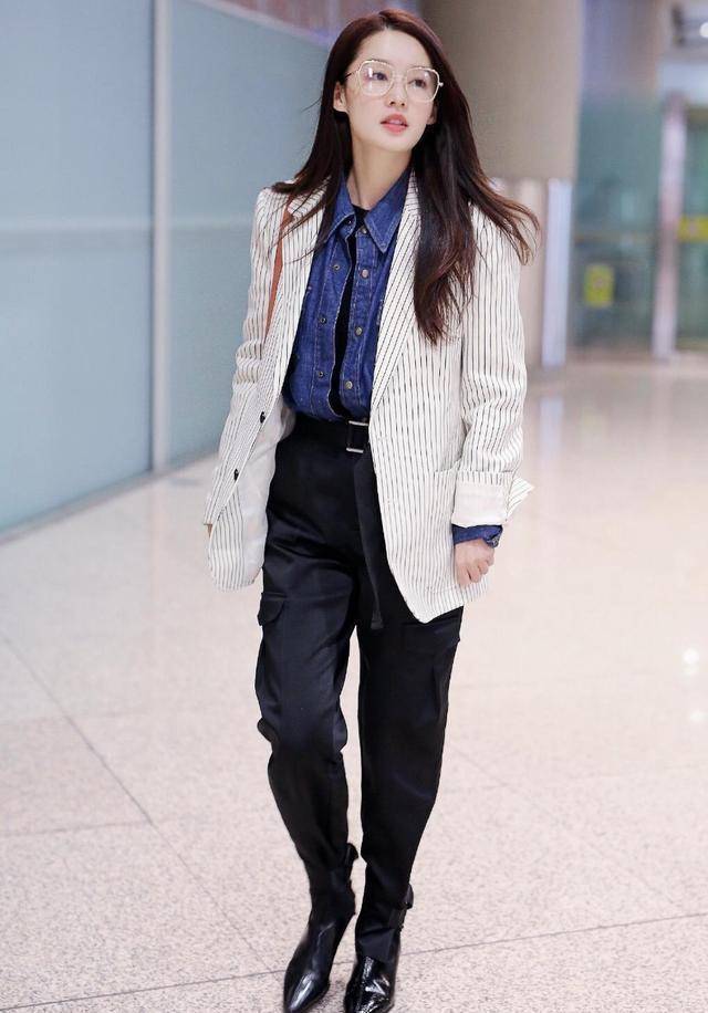 29岁李沁短发齐肩"黄色开衫毛衣 牛仔裤"美得像少女!_条纹_衬衫_气质