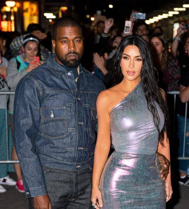 全身涂银色油漆,为了宣传要这么拼吗_泰勒_卡戴珊_耿直