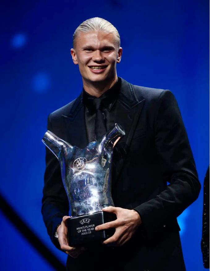 哈兰德成为欧洲足球先生,年轻风暴引领未来足坛!_最佳球员_曼城_荣誉