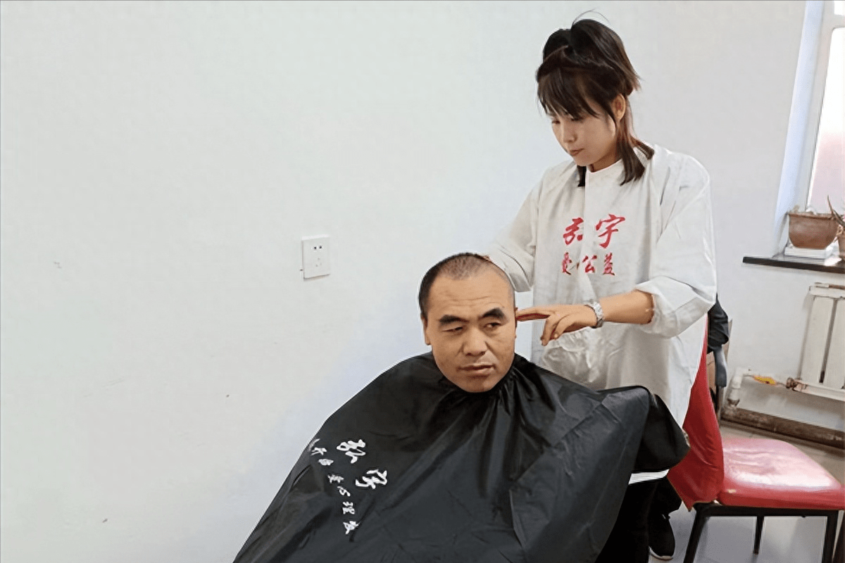 黑龙江省安达市弘宇文化家庭和谐促进会开展益剪爱公益理发活动