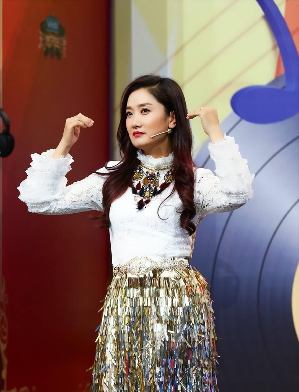 五年后,当我再次见到玖月奇迹时,我明白了王小玮为何执意离开,玲花是