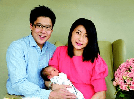 39岁郭晶晶陪男子看舞台剧,素颜现身眼袋明显,贴脸合照十分恩爱_照片