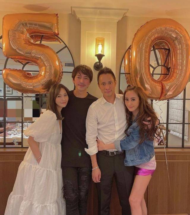 50岁苏见信提前庆生,与前女友weiwei甜蜜依偎,举止亲密仍像恋人_关颖