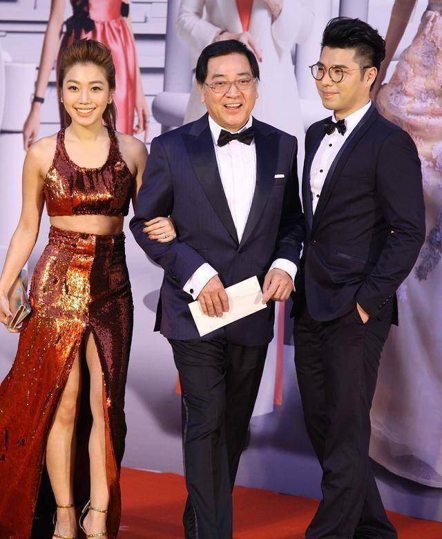 姜大卫妻子李琳琳也是演员,两人婚后育有两女一子.