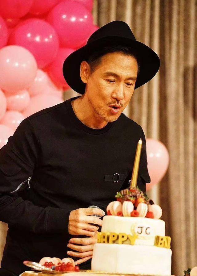 59岁张学友生日出镜,粉丝集体唱生日歌为他庆生_网友_巨星_镜头
