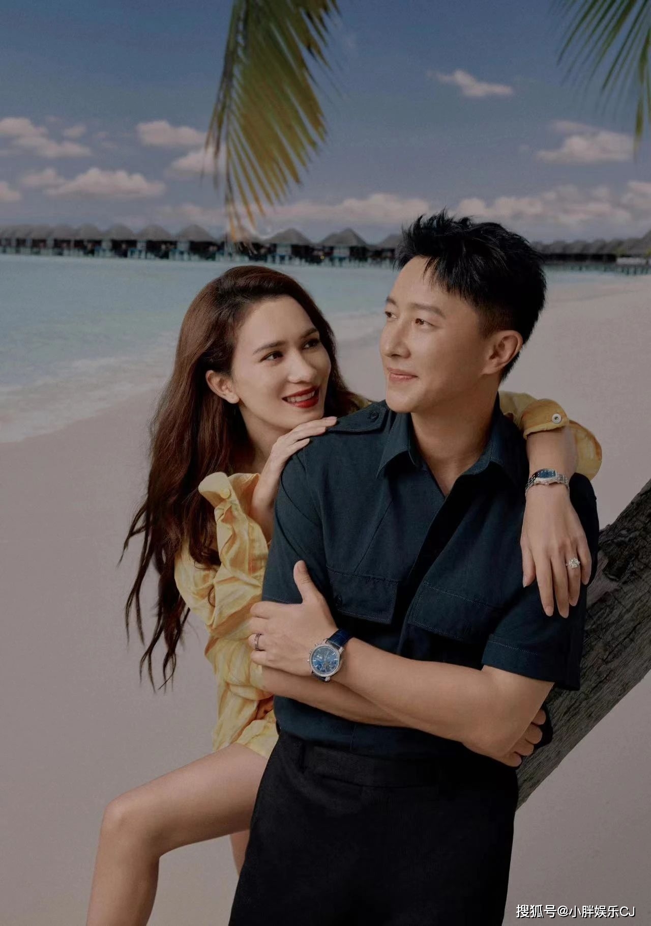 卢靖姗穿泳装海边度假,笑容和大海可以治愈一切,背景显露无疑_身材