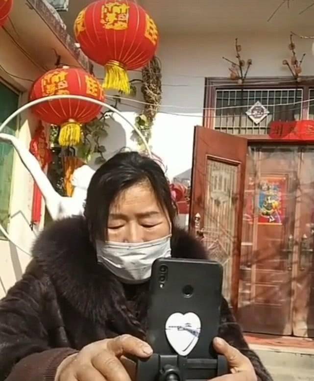 大衣嫂戴口罩院子里素颜做出镜,网友:手指头很亮_貂绒_图片_手指甲