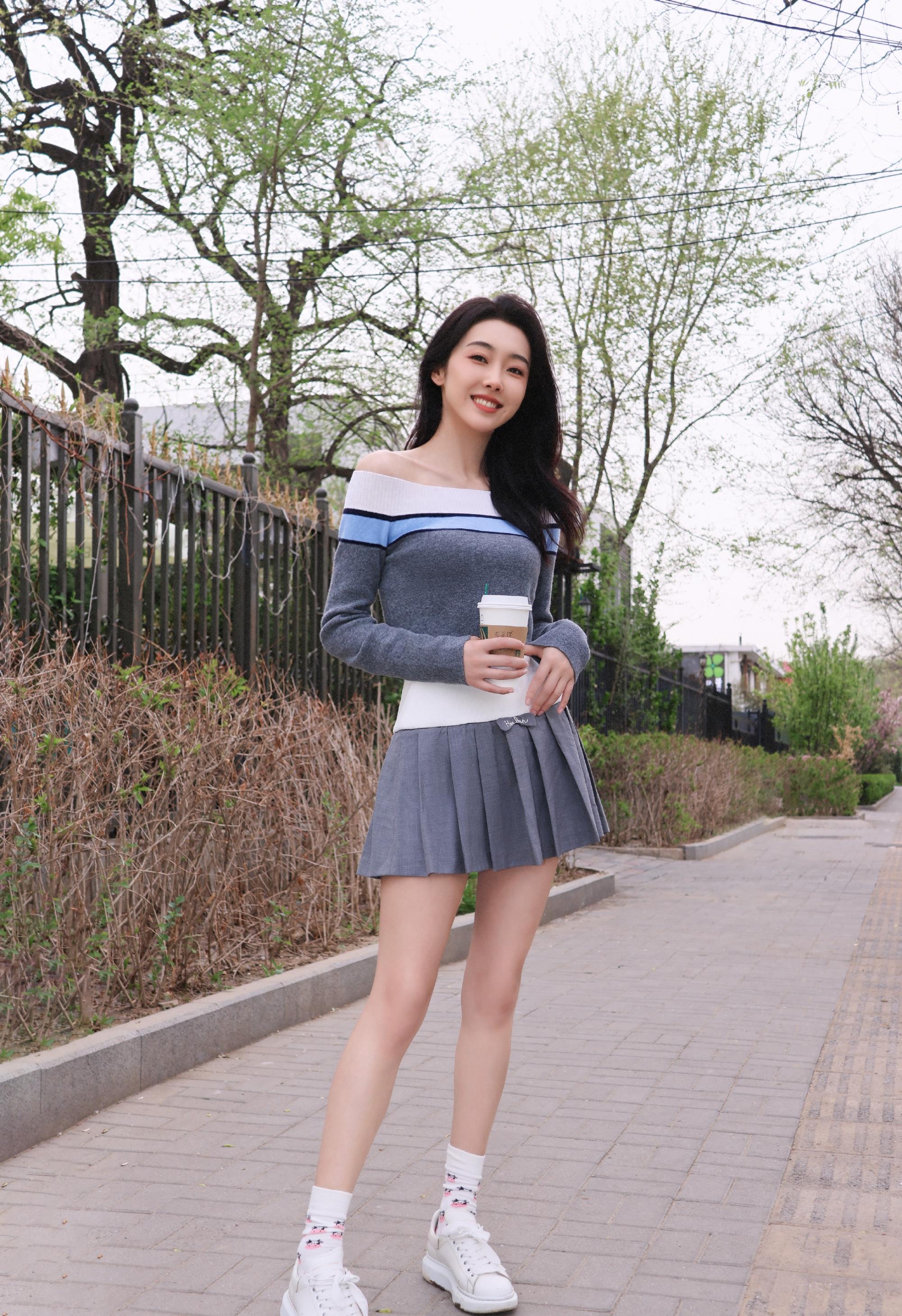 宣璐街拍,jk裙青春迷人,仙女裙子浪漫甜美_时尚_连衣裙_灰色