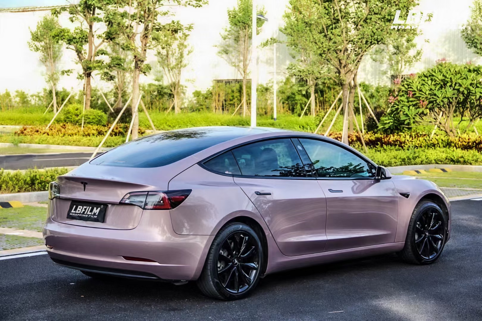 特斯拉model3-lb改色膜原厂漆冰莓粉,比普通的粉色更加高级_搜狐汽车