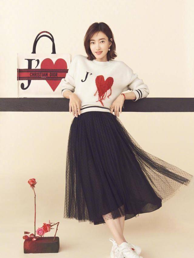 34岁王丽坤越来越美了!穿针织衫配百褶裙走机场,短发也很有韵味_西装_