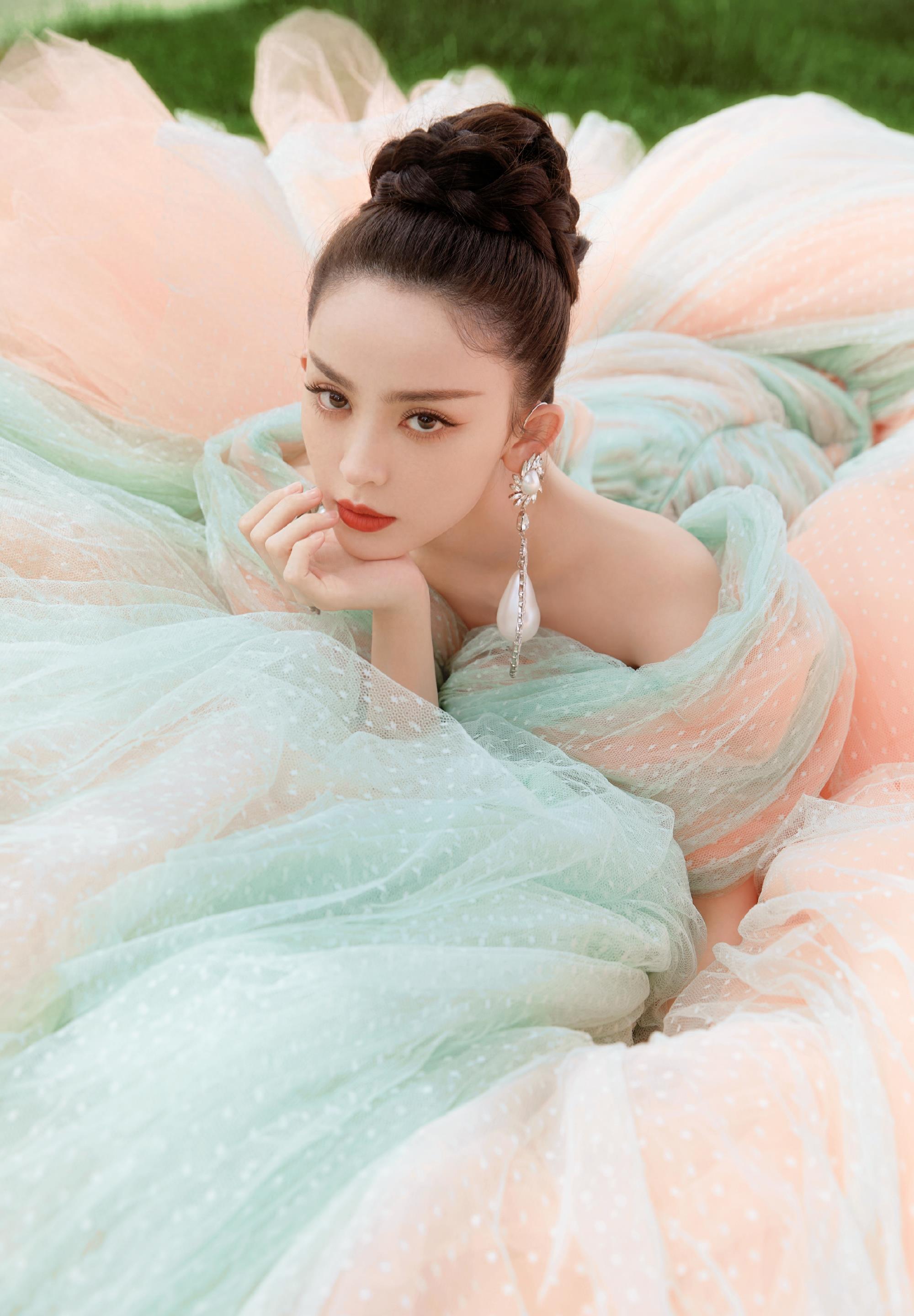 古力娜扎云纱轻快浪漫大片,甜蜜明亮交织,奇妙浪漫气息迷人_时尚_风格