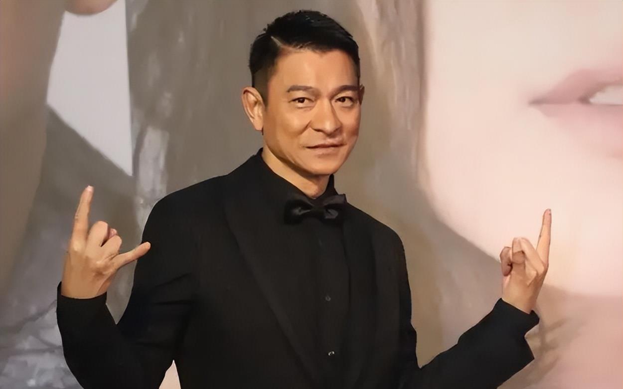 当年,成龙带着两个徒弟一起出席了mama 的颁奖典礼.