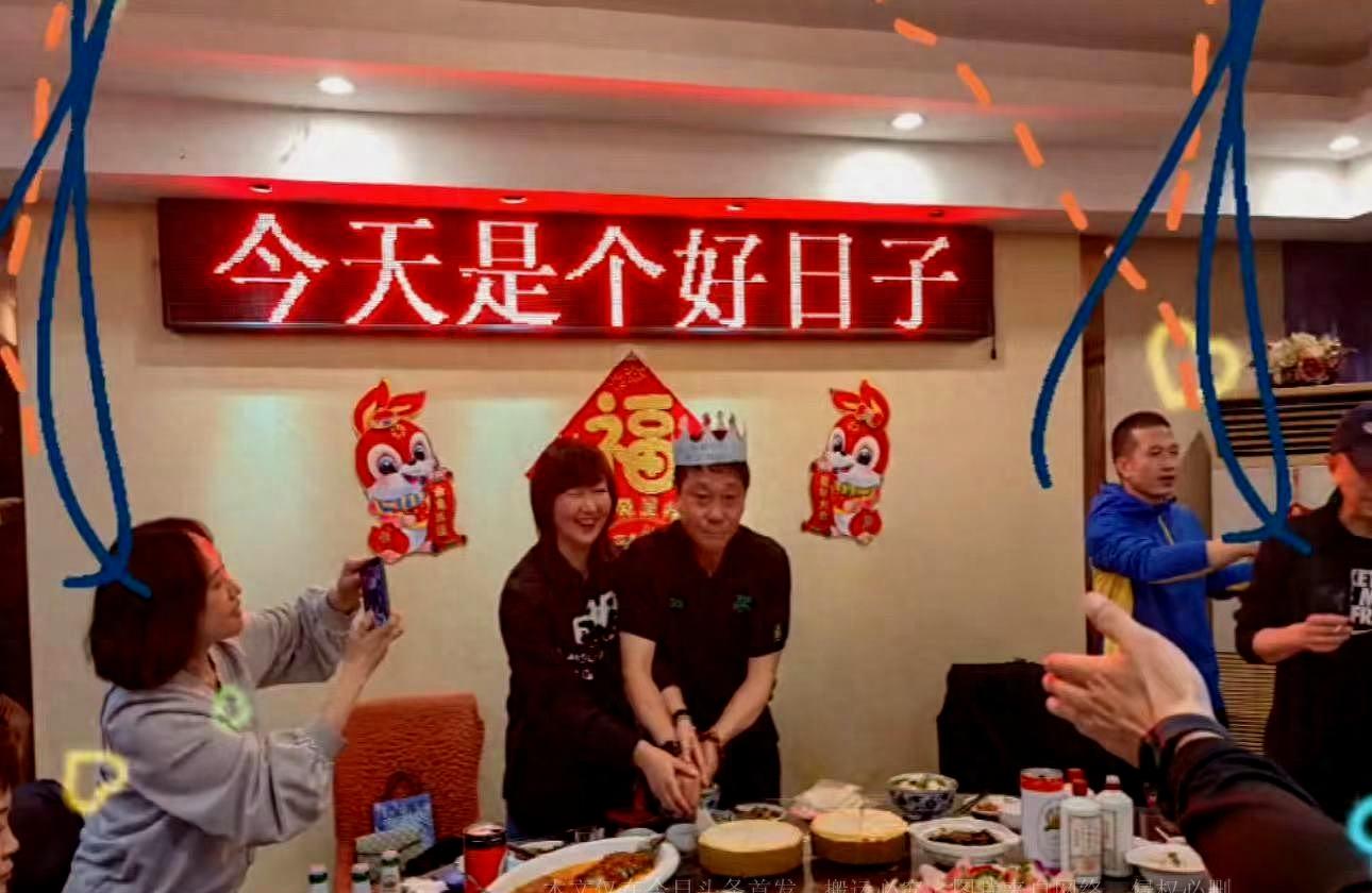 52岁高峰庆生晒全家福,紧紧拥抱老婆秀恩爱,抱着那英儿子这样的小男孩