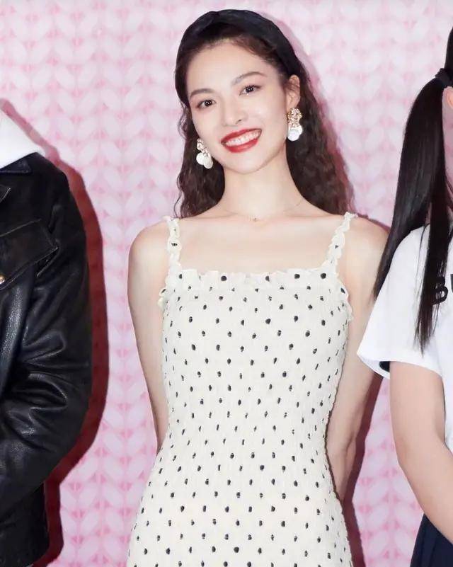 钟楚曦白色波点吊带连衣裙,曲线完美展现来,吊带设计更加减龄_衣服