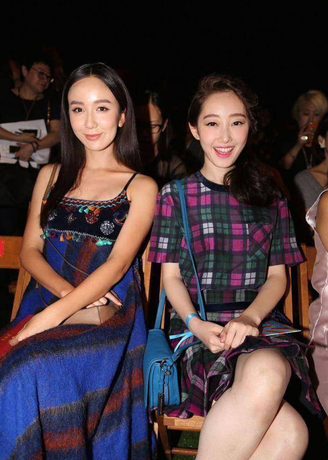 反而更显清纯活力~这一张就更明显了,李沁不仅脸型比蒋梦婕宽,肤色也
