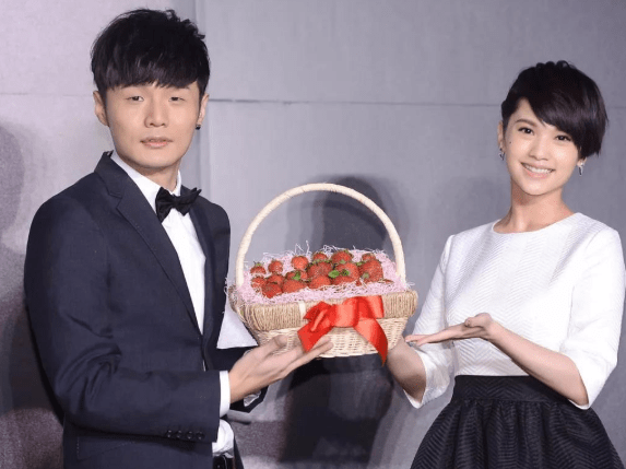 2023年,李荣浩和台省歌手杨丞琳正式步入婚姻殿堂,结束了爱情长跑.