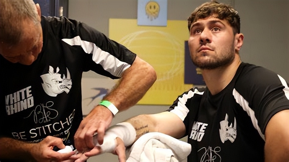 丑陋的胜利,弗雷泽·克拉克经过六个回合比赛击败戴夫·艾伦_马克