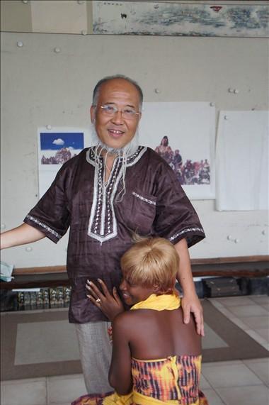 一个塞拉利昂小伙听说杨彦很喜欢黑人姑娘,便给她介绍了黑人女孩爱达