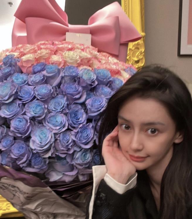 黄晓明无名指戴戒指,疑似再婚,杨颖当众炫耀十万朵仙