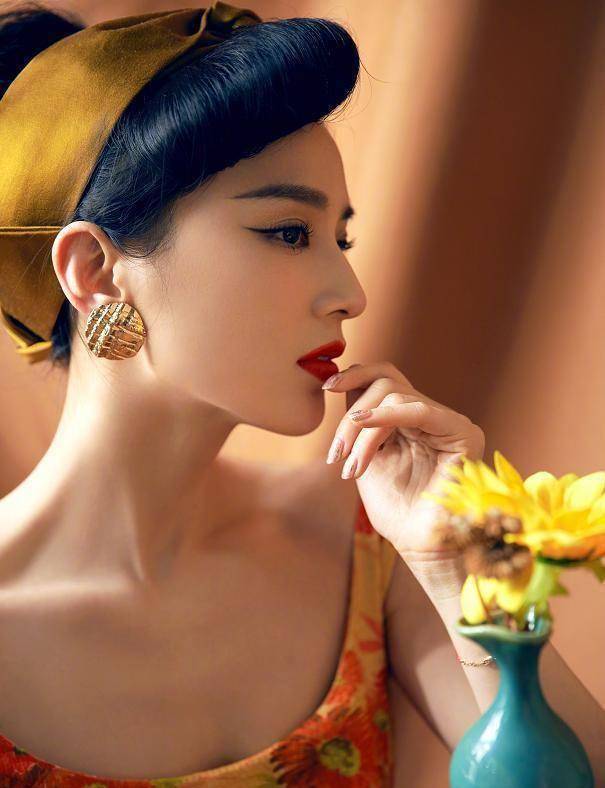 黄圣依天生一张贵妇脸,将土黄碎花裙穿出新高度,搭假刘海好惊艳_黄色