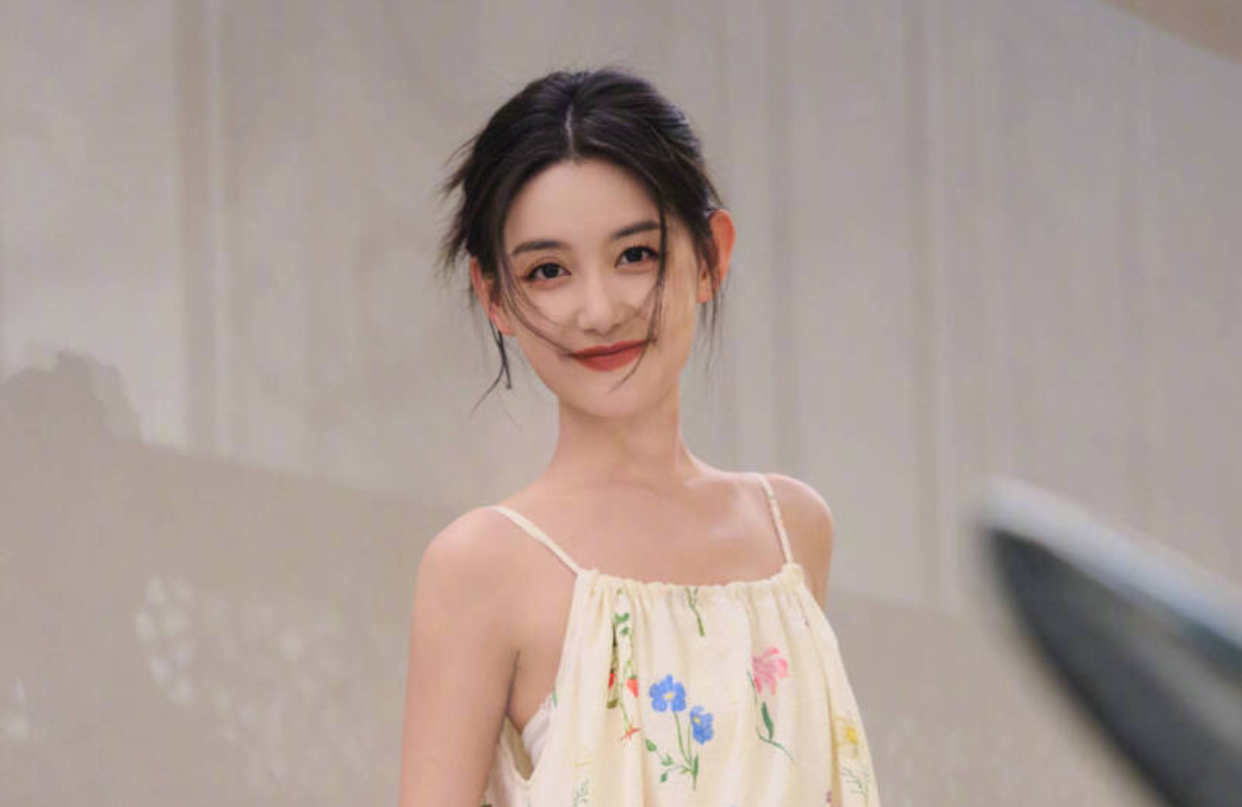 童星出身的蒋依依,1岁就开始拍广告,还曾演过林心如《美人计》等剧,但