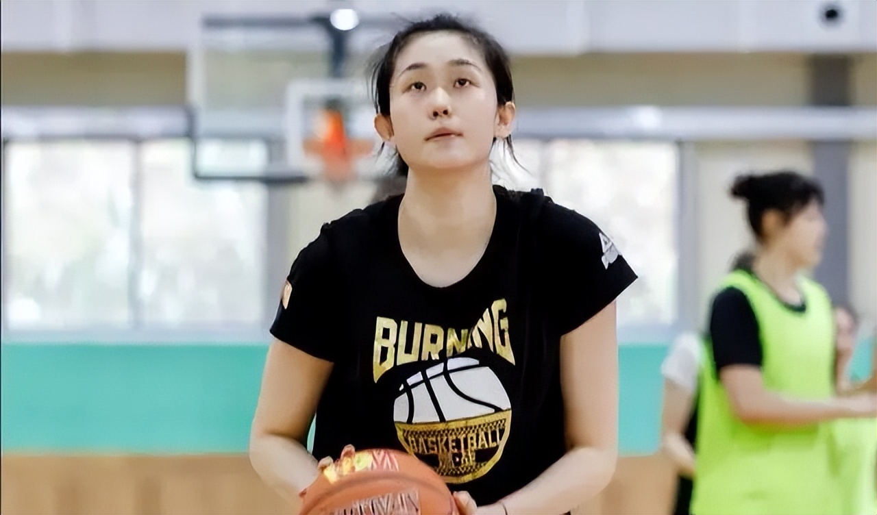 中国女篮潘臻琦侧步转身投篮,球迷:教教王哲林_对手_热身赛_成绩