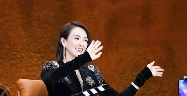 章子怡携儿女走机场,穿皮草棉袄够像辣妈,醒醒主动挥手像小明星_黑色