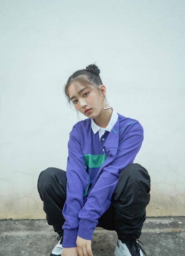 邓恩熙晒私服写真,穿休闲装绑哪吒头,戴"燕尾夹"可爱俏皮_造型_感觉