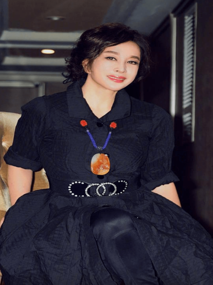 65岁刘晓庆晒近照,穿着优雅,皮肤白皙,双腿修长_武则天_角色_年龄