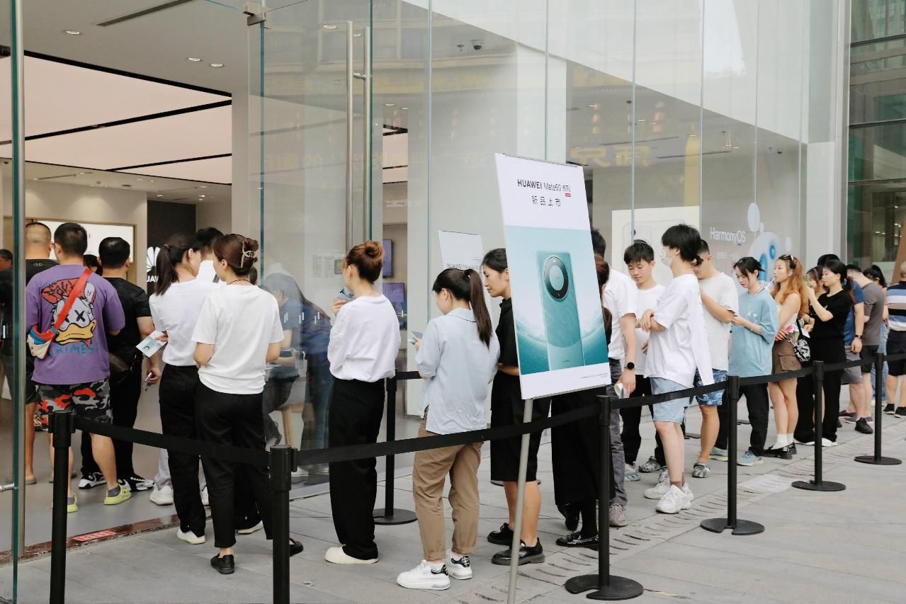 华为门店再现排队盛况,华为mate 60 pro引发抢购热潮_重庆_消费者