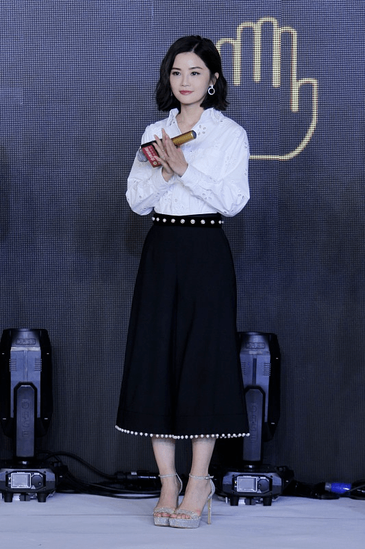 刘涛同框蔡卓妍输的一败涂地,一个中年女强人,一个赶潮流的少女_显得