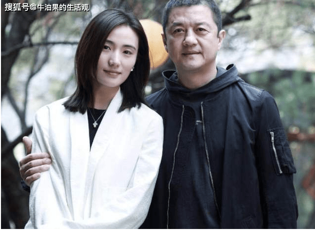 李亚鹏夫妇带李嫣聚餐,手挽手好开心,李亚鹏是人生大赢家_哈金_王菲