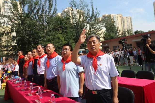 9月1日,在北京西罗园第五小学的开学典礼上,中国科学院国家天文台研究